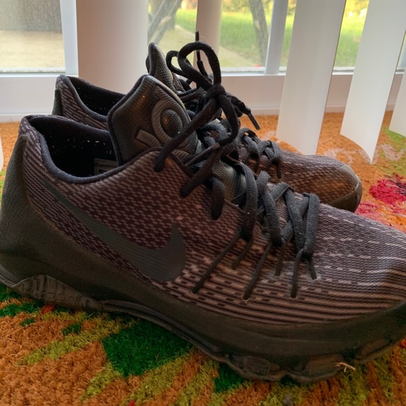 Nike Black Lebrons Size 4Y Unisex - Picture 1 of 9